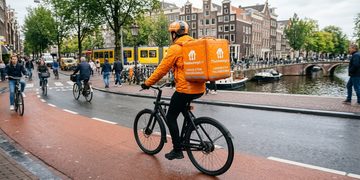 Een bezorger die werkt voor Jitse Groen