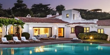 De buitenzijde van de villa op Sardini&euml;