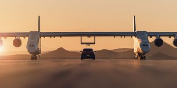 De elektrische Cayenne onder de aircraft