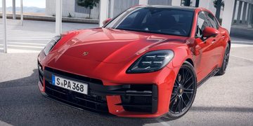Een rode Porsche Panamera