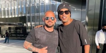 Wesley Sneijder naast Ronaldinho