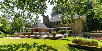 De buitenzijde van de Wassenaarse villa