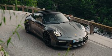 Een auto van Porsche, het merk dat de winst zag stijgen