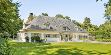 De buitenzijde van de villa in Brasschaat
