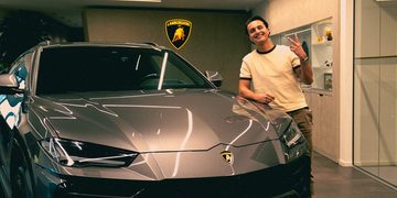 Trobi naast zijn nieuwe Lamborghini Urus