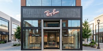 Een winkel van Ray-Ban, waar een heuse familieruzie achter schuilgaat