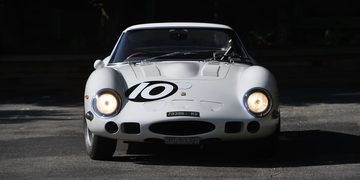 De neus van de witte Ferrari 250 GTO
