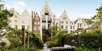De achtertuin van het te koop staande grachtenpand aan de Keizersgracht in Amsterdam