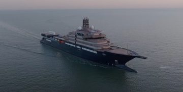 Het superjacht REV Ocean is onderweg naar Vlissingen