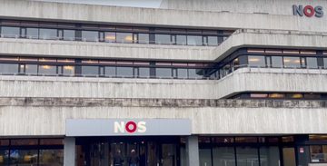 Een vooraanzicht van het NOS-gebouw in Hilversum