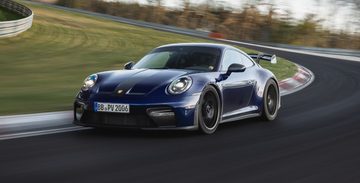 De nieuwe handgeschakelde Porsche GT3 RS rijdt over de Nordschleife
