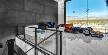 Het landhuis in Nevada met een Formule 1-auto in de woonkamer