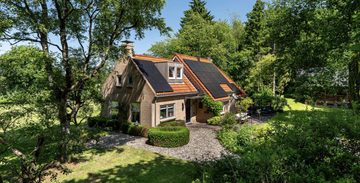 Presentator Arjen Lubach verkoopt Friese woonboerderij met ruim een half miljoen winst