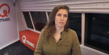 Marieke Elsinga tijdens een radio-uitzending van Qmusic