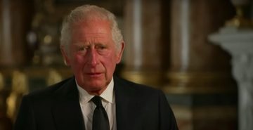 King Charles tijdens een interview