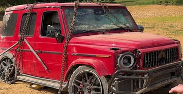 Influencer vernielt luxe auto's zoals Ferrari en G-Klasse voor video's en maakt er souvenirs van