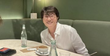 Marina Budiman aan tafel tijdens een interview