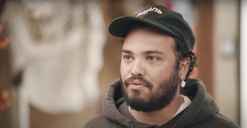 De Nederlandse modeontwerper Duran Lantink tijdens een interview