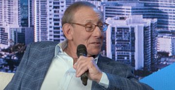 Stephen Ross tijdens een interview