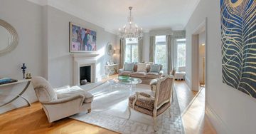 De woonkamer van het voormalige appartement van Mick Jagger in Londen
