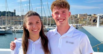 Het Britse stel Kyle Forster en Phoebe Robinson terwijl ze poseren op het superjacht waarop ze werken