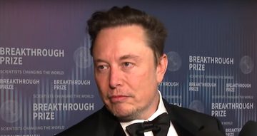 Elon Musk, &eacute;&eacute;n van de rijkste mensen ter wereld, tijdens een interview