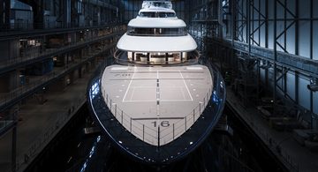 Het te koop staande superjacht van Bill Gates