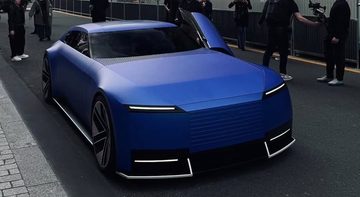 De Jaguar Type 00 geparkeerd op de Paris Fashion Week