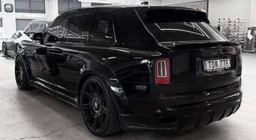 De achterkant van de Rolls-Royce Cullinan van Jon Olsson