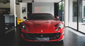 autoverkoper ferrari sales salaris Pure Luxe
