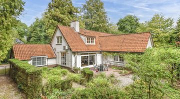 De voorzijde van de villa van Jerney Kaagman in Blaricum