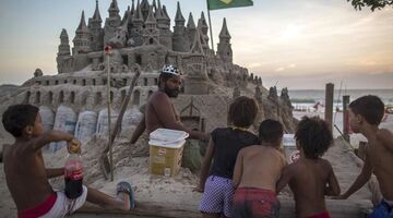 braziliaanse man woont zandkasteel woning guanabara brazilië Pure Luxe