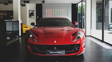 autoverkoper ferrari sales salaris Pure Luxe
