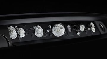 rolls-royce the phantom rose roos bloem Pure Luxe