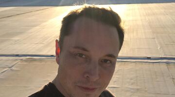 Elon Musk maakt een selfie tijdens de zonsondergang