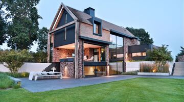 moderne rietgedekte villa