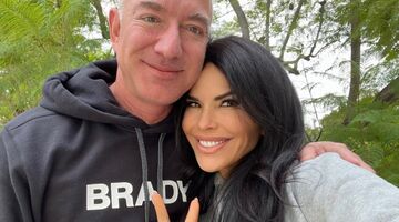 Een selfie van Jeff Bezos en zijn vrouw Lauren Sánchez