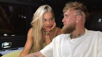 Jake Paul en Jutta Leerdam kijken elkaar verliefd aan