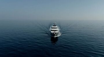 Het inladen van de koelkast van deze jacht kost net zoveel als een Porsche 911