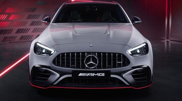 Supersedan De Mercedes-AMG C63 S 2024 kracht met luxe.