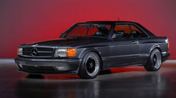 de Mercedes 500 SEC een zeldzame rockster van de jaren '80 betreedt het podium