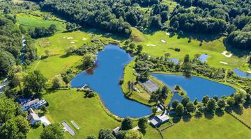 Een Luxueus Verblijf bij Airbnb met een Privégolfterrein en Meer