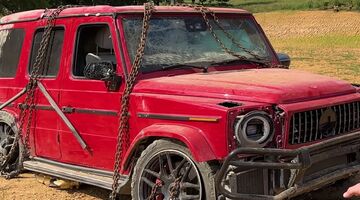 Influencer vernielt luxe auto's zoals Ferrari en G-Klasse voor video's en maakt er souvenirs van