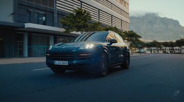 Ervaar de ongeëvenaarde prestaties en luxe van de Porsche Cayenne Turbo E-Hybrid. Met vermogen en een elegant design