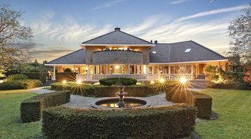 De villa van Aron Winter te koop en wacht op een nieuwe eigenaar