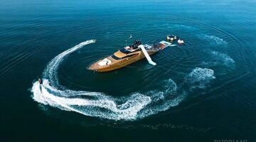 Only in Dubai - Een schitterende superyacht van 136 voet lang bedekt met verf vermengd met 24-karaats goudstof