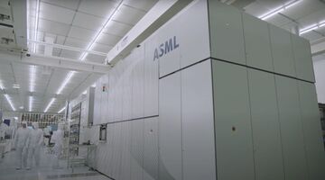 ASML behaalt opmerkelijke resultaten met hoogste omzet en winst ooit