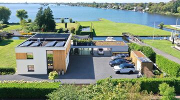 Deze bijzondere villa in Vinkeveen van bijna € 5.000.000 is elke auto liefhebber zijn droom huis