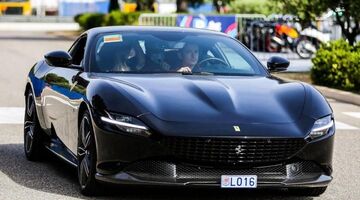 Een bijzondere verschijning op Marktplaats met Ferrari Roma van Charles Leclerc