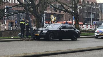 Rolls-Royce botst tegen paal in Haarlem